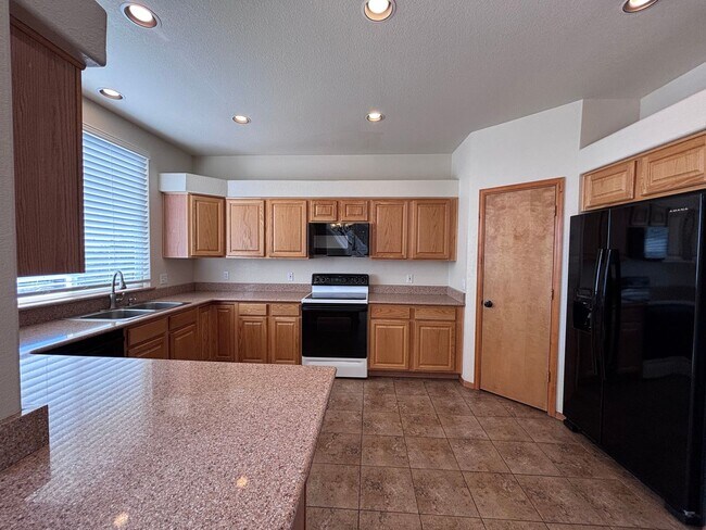 Foto del edificio - 4 Bed 3.5 Bath Home with Air Conditioning! - MileStone Real Estate Services - Available Now!