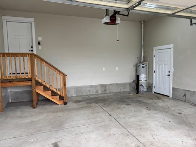 Building Photo - 3 BEDROOM/ 2 BATH HOME WITH OPEN LAYOUT AND SCENIC SETTING