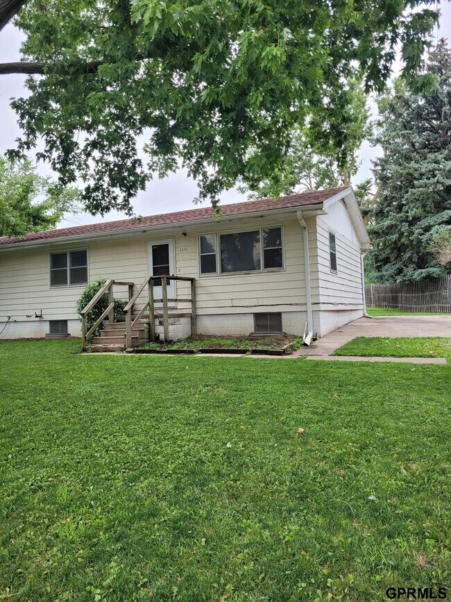 Building Photo - 2212 Lincoln Ave