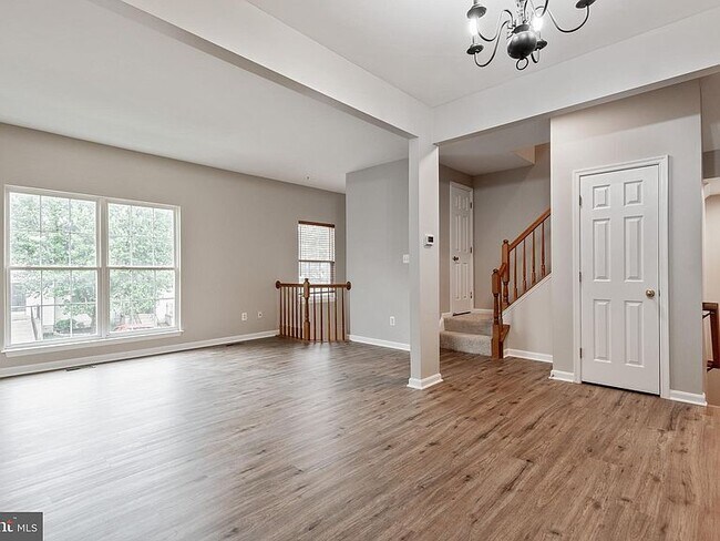 New Flooring/New Lighting - 517 Ginkgo Ter NE