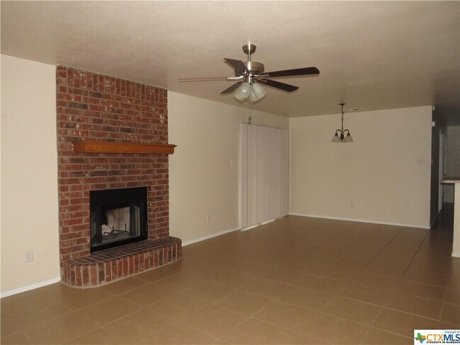 Building Photo - 2320 Wildewood Dr