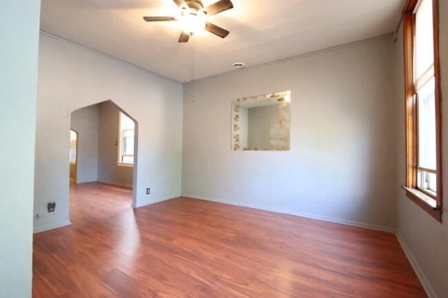 Foto del edificio - 1337 W 31st St