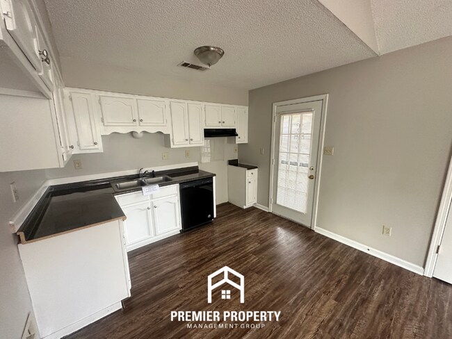 Foto del edificio - Charming 3BR/2BA Memphis Home with Vaulted Ceilings, Fireplace & Fenced Yard