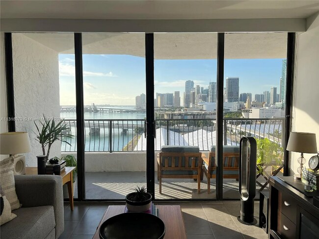 Foto del edificio - 555 NE 15th St