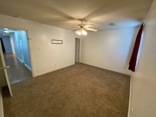 Building Photo - 129 Loghan Dr