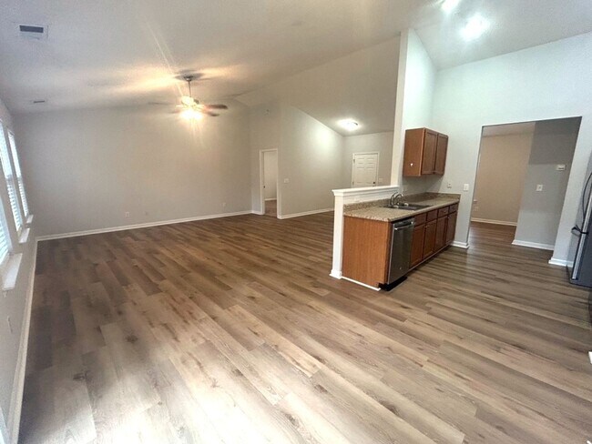 Building Photo - Excellent 3BD/2BA Ranch Home in quiet subd...