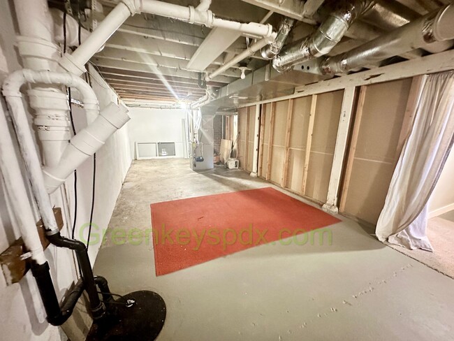 Building Photo - Huge 4 Bedroom 2 Bath House across from Ro...