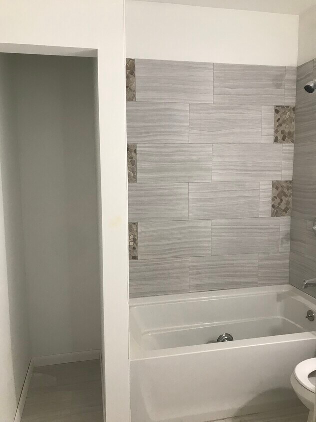 Baño - 2948 N Leavitt St