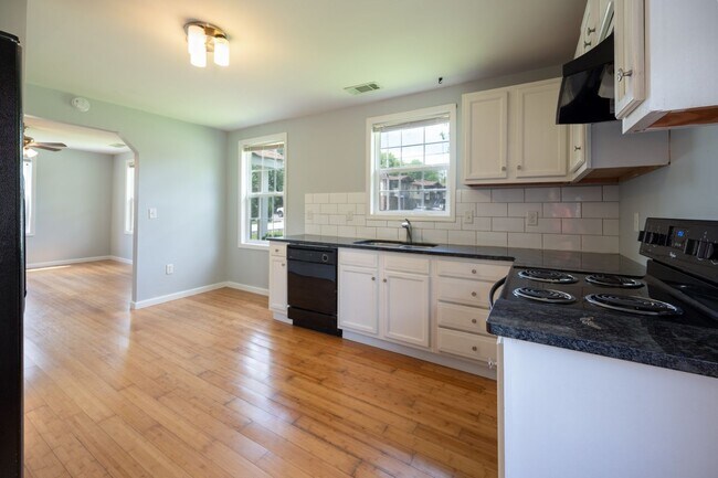 Foto del edificio - LOOK NO FURTHER THAN THIS INGLEWOOD CHARMER!