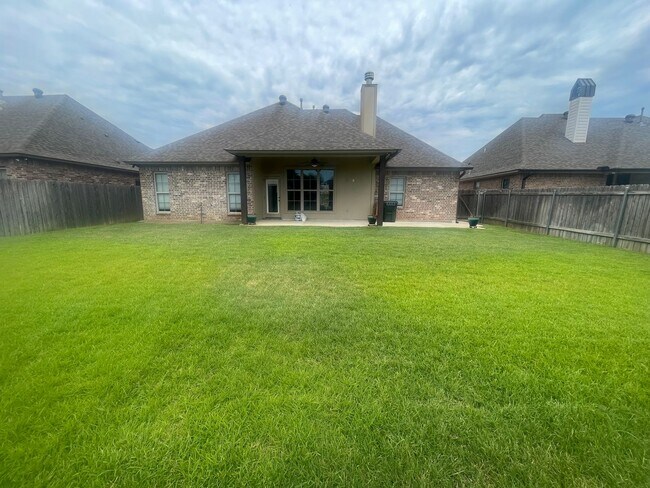 Building Photo - Benton Beauty! Don't Miss Out!