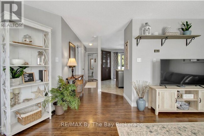 Building Photo - 79 Fernbrook Dr