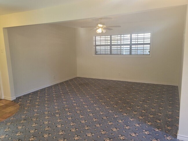 Building Photo - Single Story 3 bed 2 bath - close to the b...