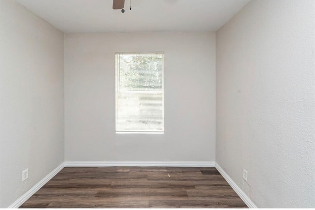 Foto del edificio - 5633 Curzon Ave