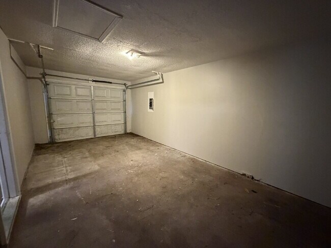 Building Photo - Home For Rent