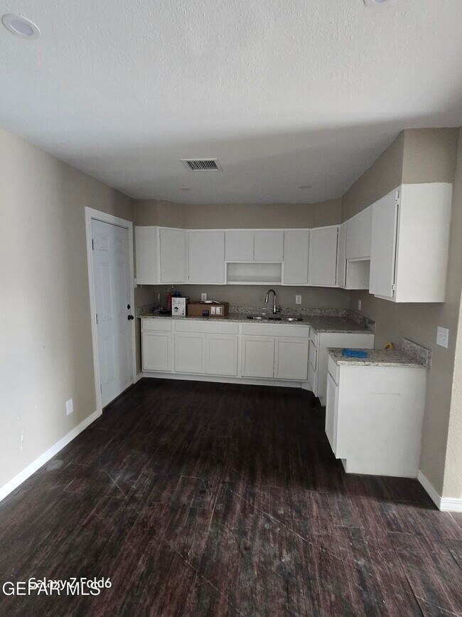 Foto del edificio - 8051 Algerita Ct