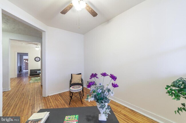 Building Photo - 832 W 37th St