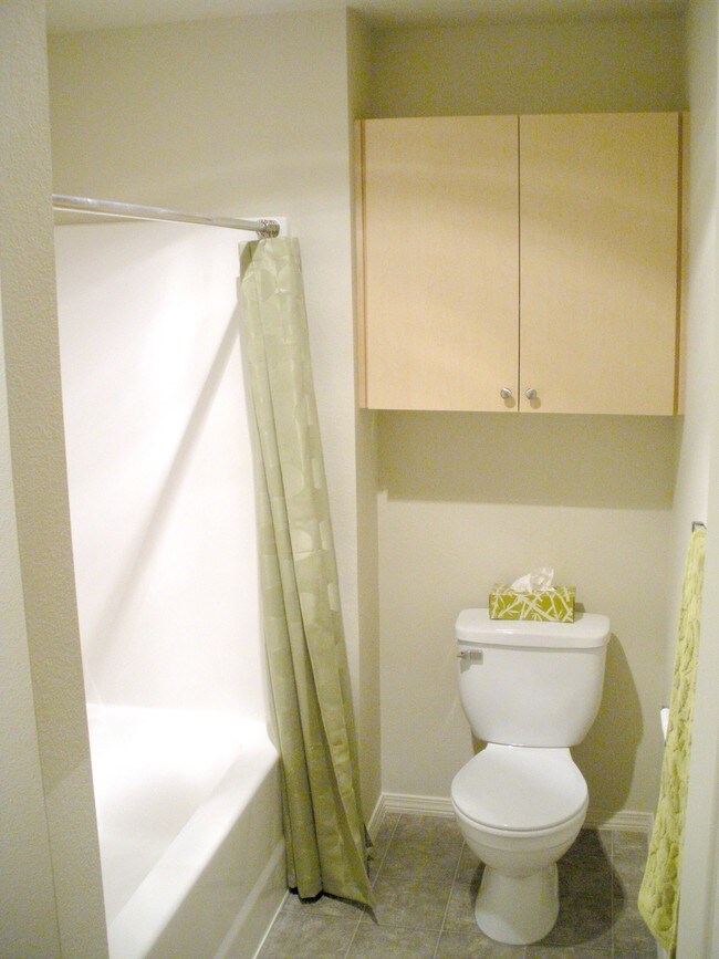 Quartz Light Bathroom - Stoneplace Apartment Homes