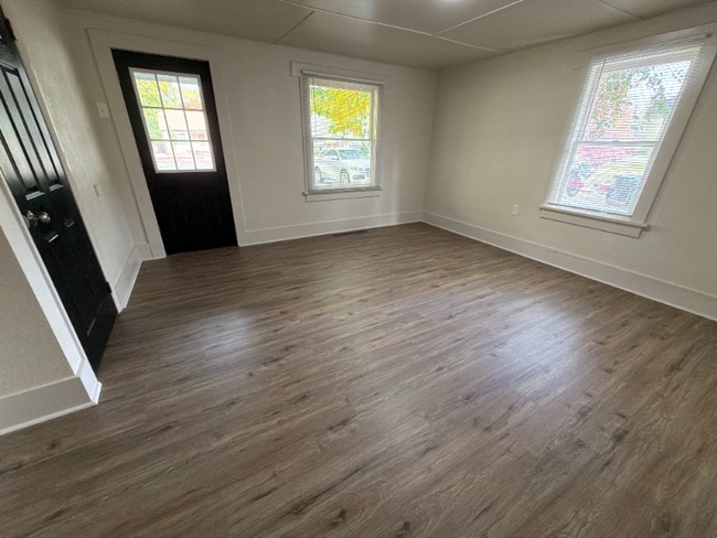 Photo - 828 E 7th St House