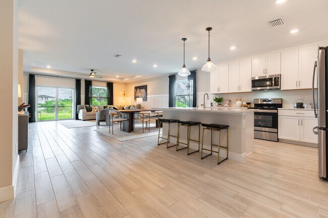 Foto del edificio - A Luxuriously Furnished 3-Bed, 2-Bath Mode...