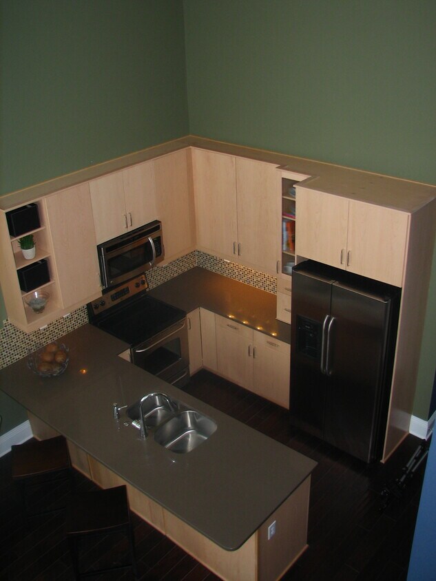 1 Bedroom Loft with Custom Cabinets - 619 N 4th St
