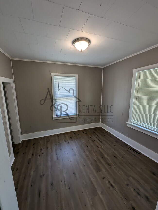 Foto del edificio - 908 E 8th St