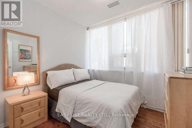 Building Photo - 393 King St W