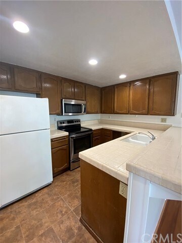 Building Photo - 4105 Apricot Dr