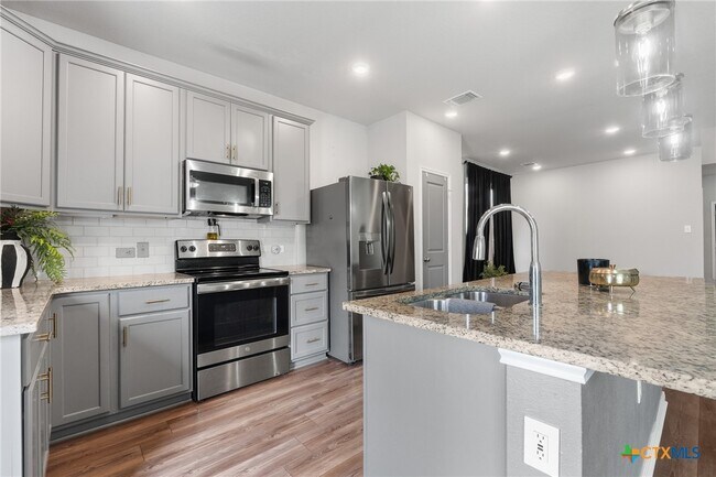 Building Photo - 6206 Golden Gate Dr