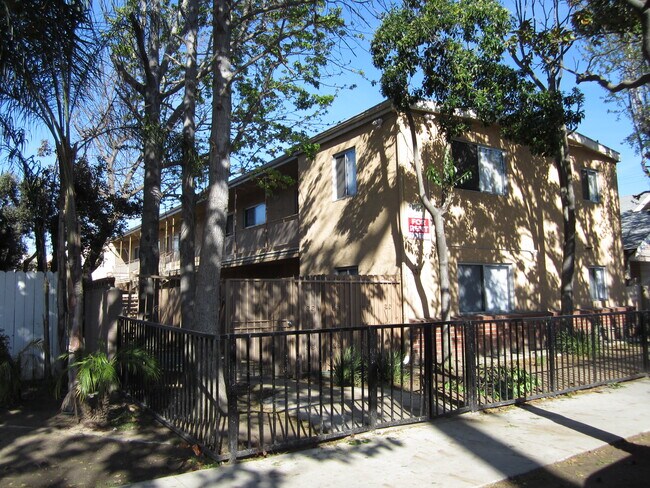 Building Photo - 437 Walnut Ave