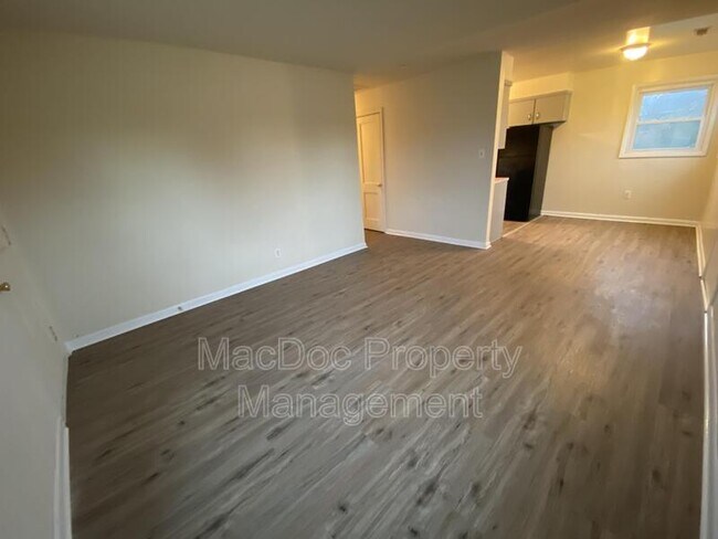 Foto del edificio - 1804 Airport Ave