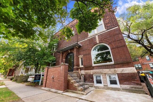 Foto del edificio - 1533 W Leland Ave