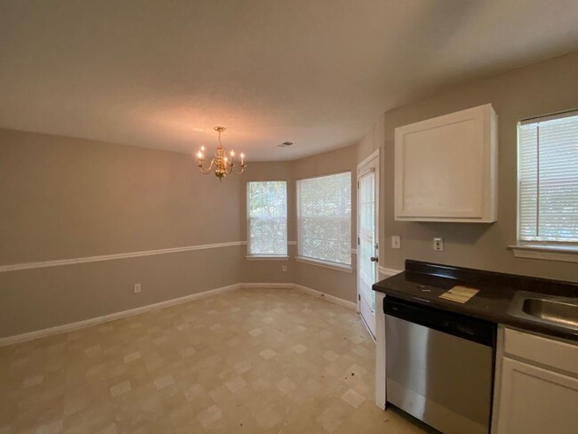 Building Photo - 553 Wren Walk