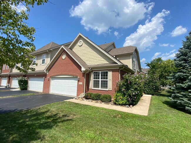 Building Photo - 10S401 Carrington Cir