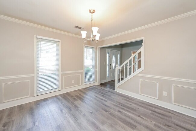 Building Photo - 2570 Broadmoor Ct