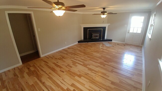 Building Photo - 4 BR/ 2 BA Newly Renovated Tri level in Wi...