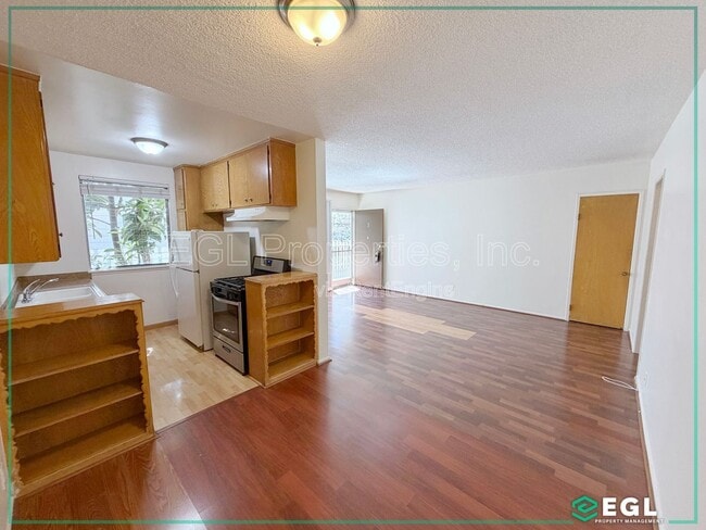 Building Photo - 1755 N Kenmore Ave