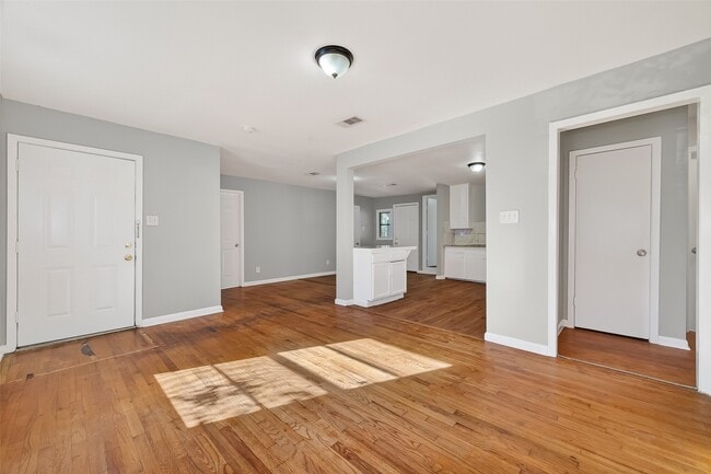 Foto del edificio - 6127 Beldart St