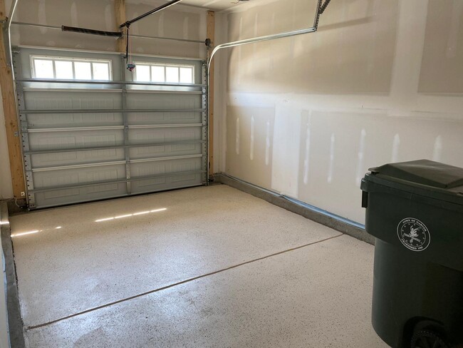 Building Photo - 317 White Oak Ridge Dr