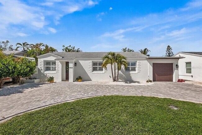 Foto del edificio - Coastal Luxury Living Just Minutes from Madeira Beach - 3bed | 2 bath