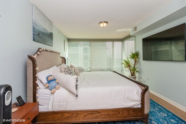 Foto del edificio - Gorgeous 2 bed condo in Optima Old Orchard...