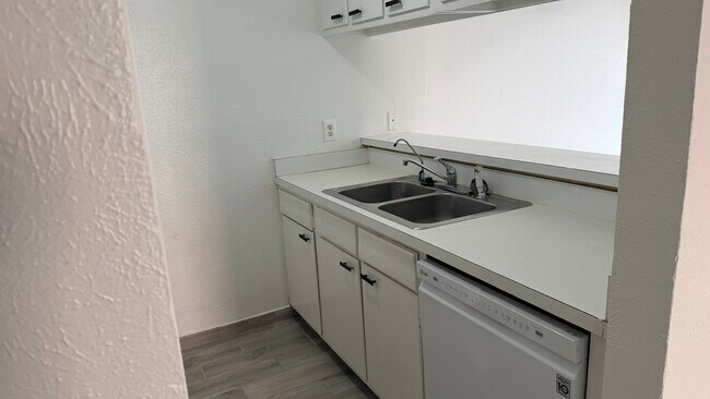 Foto del edificio - 8057 Meadow Rd