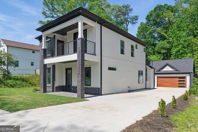 Building Photo - 3299 Sims St