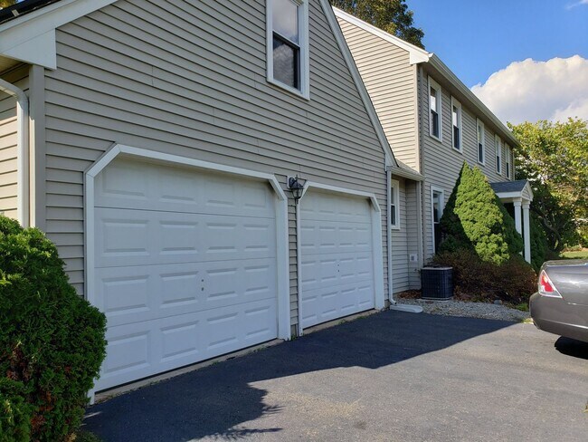 Building Photo - Spacious 3 Bedroom 2.5 Bath Colonial