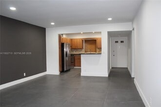 Building Photo - 5140 SW 40th Ave