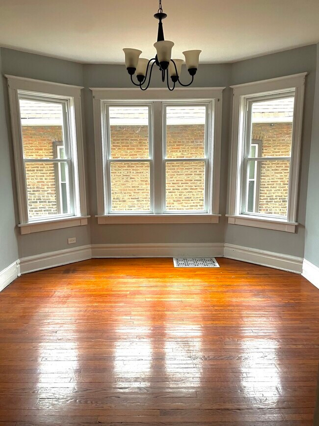 Foto del edificio - 13040 Maple Ave