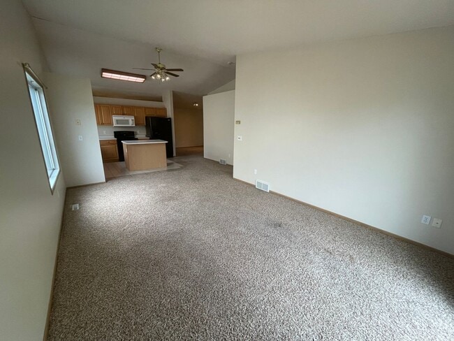 Building Photo - 3 Bed Townhome with Fully Fenced Backyard ...