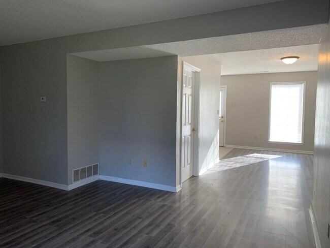 Building Photo - 2119 Live Oak Ln