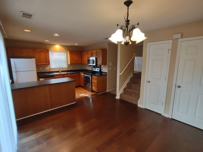 Foto del edificio - Move in Ready, End Unit Townhome located i...