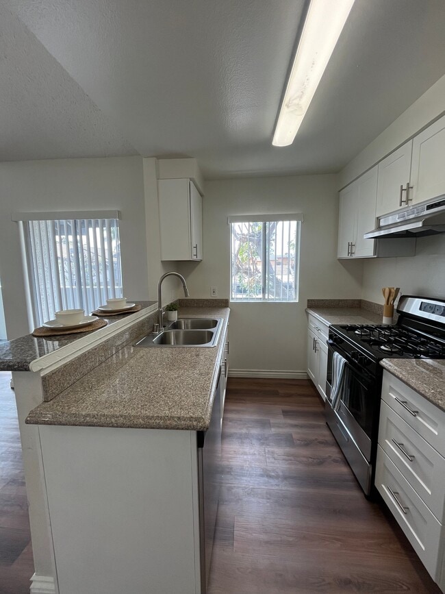 Kitchen - 15333 Gundry Ave