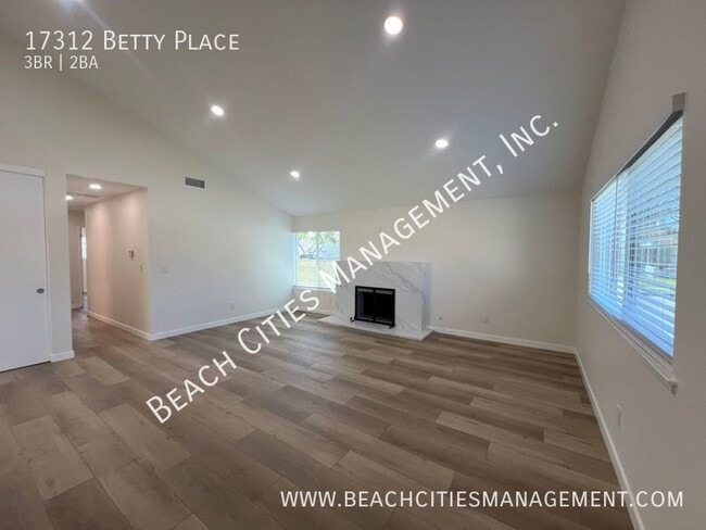 Building Photo - Exquisitely Remodeled 3 bedroom, 2 bath Ho...